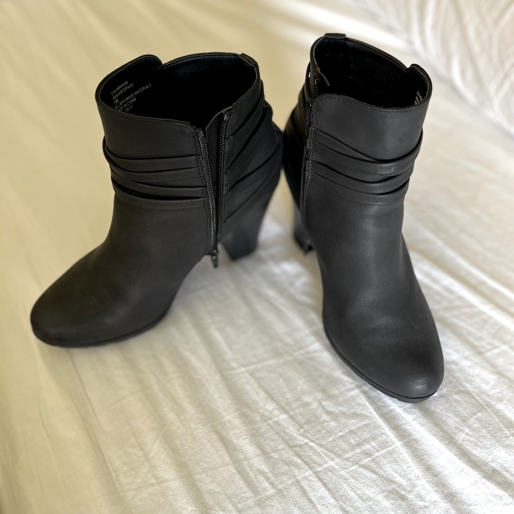 Women’s ankle boots, booties, side zip, faux suede, color black, size 7W